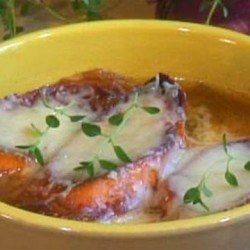 Tradiciona bakina juha sa zapečenim kruhom i teletinom