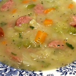 Tradicionalna juha sa kruhom i kobasicama
