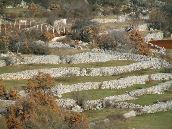Pogled na zaboravljena dalmatinska sela u zagori -Dobrinče Zagvozd-