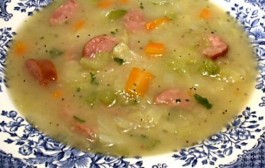 Recept za bakinu tradicionalnu krušnu juhu sa jajima i kobasicom