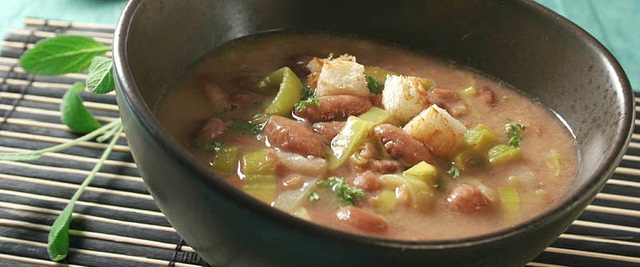 Grahova juha s crnim kruhom