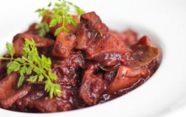 Tradicionalne Rimske lignje u crnom vinu