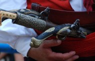 Bodeži i pištolji kao dodatak narodnim nošnjama