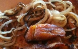 Jednostavna priprema purećih prsa s lukom i slaninom