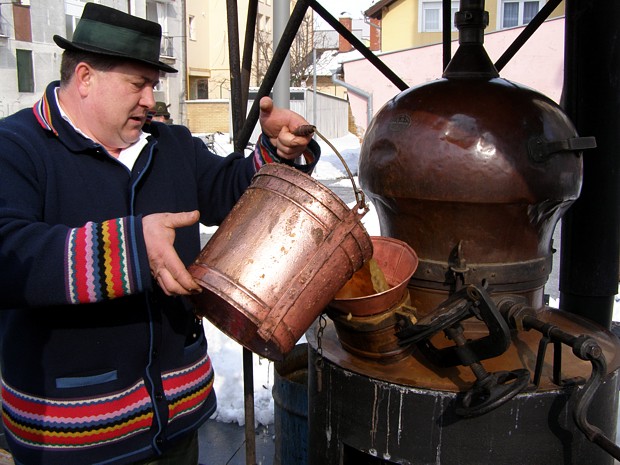 Šljivovica tradicionalna priprema i stari običaji uz šljivovicu