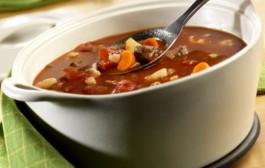 Ukusna goveđa juha s povrćem po tradicionalnom receptu