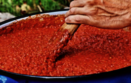 Priprema domaćeg ajvara po tradicionalnom receptu