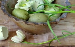 Bojanje jaja tradicionalnim prirodnim metodama