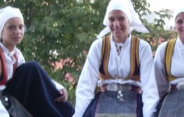 Sijelo momaka i djevojaka – ćosanje, udvaranje uz pjesmu i običaje –