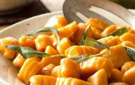 Recept za domaće njoke s maslacem  i listićima kadulje