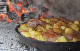 Najbolji recept za meso ispod peke s krompirima