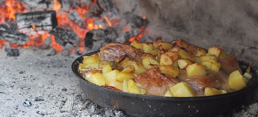 Najbolji recept za meso ispod peke s krompirima